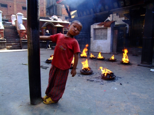 Niño jugando cerca de un templo hindú en Patan (Nepal)